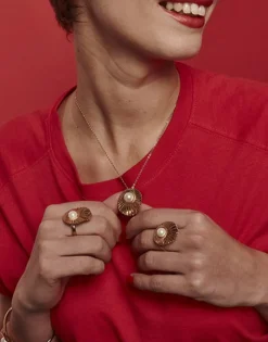 Majorica Anillo Le Palm Grande En Acero Dorado Con Perla Blanca| Anillos Grandes