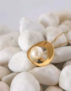 Majorica Colgante Con Perla Petra En Acero Dorado| Colgantes Con Cadena