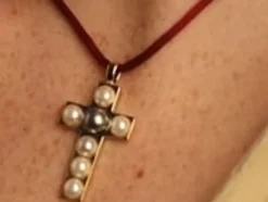 Majorica Colgante Cruz Dorado Con Perla Media Bola Blanca Y Gris| Colgante Cadena