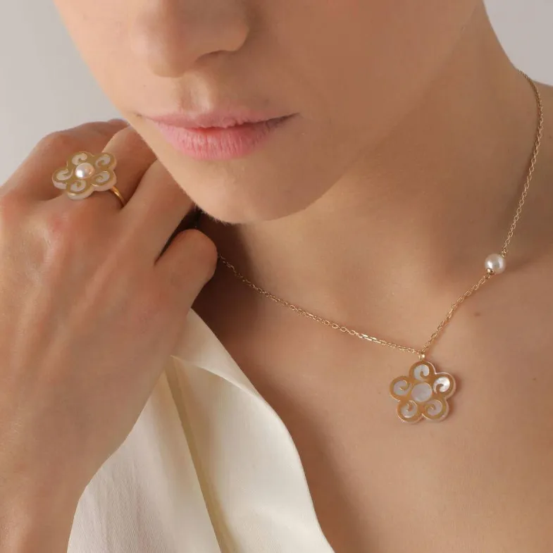 Majorica Collar Corto Roxana Con Charm De Flor En Madreperla| Cadenas Con Perlas