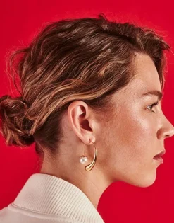 Majorica Pendientes De Aro Juno Con Forma De Gota En Acero Dorado| Pendientes De Aro Con Perlas