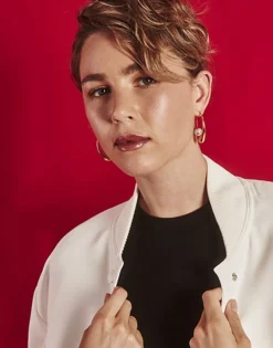 Majorica Pendientes De Aro Juno Con Forma De Gota En Acero Dorado| Pendientes De Aro Con Perlas