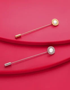 Majorica Pin Le Club Largo Acero Dorado Con Logo Y Perla Blanca| Pines Hombre