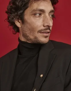 Majorica Pin Le Club Largo Acero Dorado Con Logo Y Perla Blanca| Pines Hombre