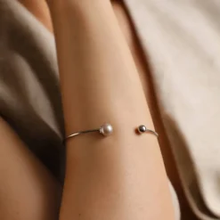 Majorica Pulsera Aura Pequena Perla Nuage| Brazaletes Rígidos