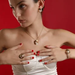 Majorica Pulsera Petra Rigida En Acero Dorado Y Perla Blanca| Brazaletes Rígidos