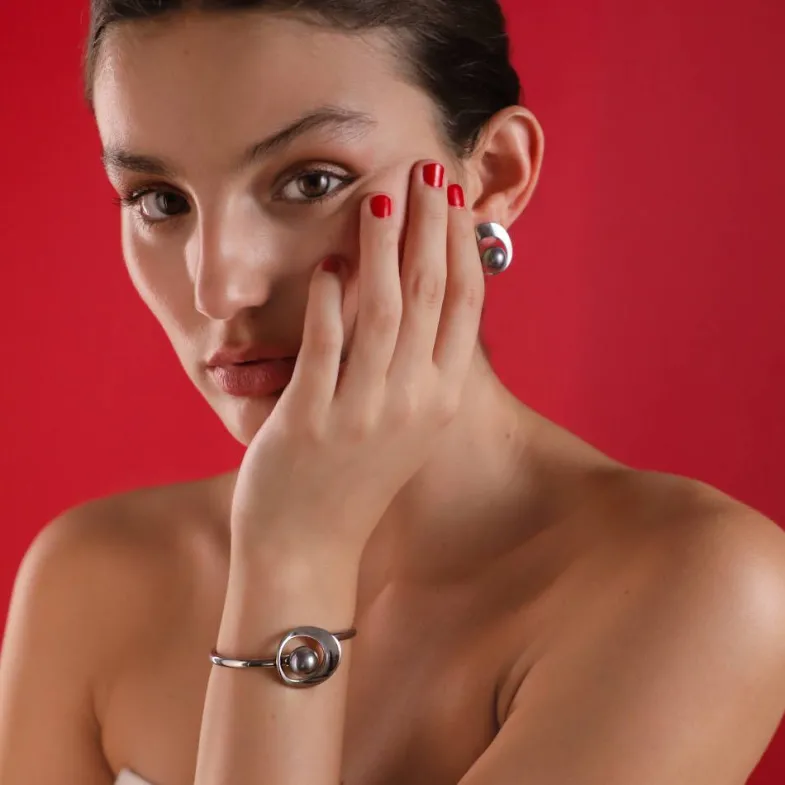 Majorica Pulsera Petra Rigida En Acero Y Perla Gris| Brazaletes Rígidos